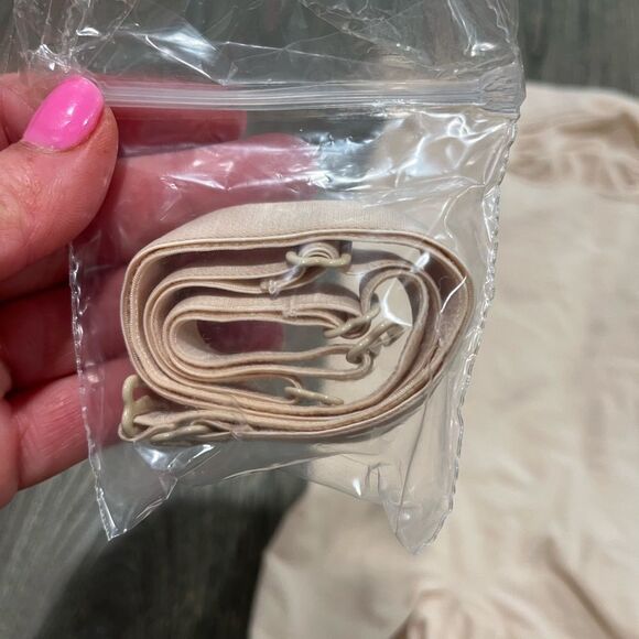 NWOT Skims Seamless Sculpt Strapless Shortie Removable Adjustable Straps Sand XS - Picture 3 of 5